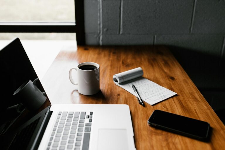 Persona usando su celular para gestionar sus finanzas personales