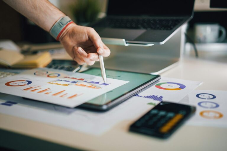 Persona revisando gráficas de finanzas personales en su computadora