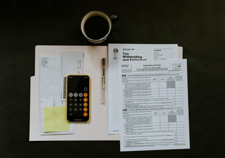 Persona pagando con tarjeta a través de su celular