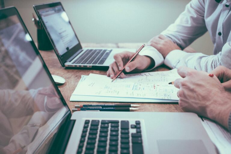 Persona revisando gráficas de finanzas personales en su computadora