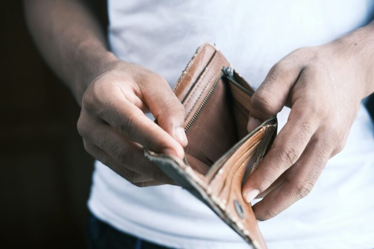 Manos usando una laptop para consultar información financiera