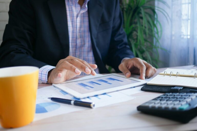 Persona revisando su presupuesto y gastos mensuales