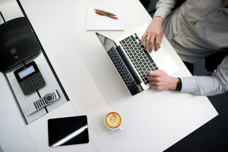 Persona usando su celular para gestionar sus finanzas personales